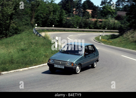 Auto, Citroen Visa II, Modell Jahr 1981, Limousine, compact, Sub-kompakte, alten Auto, fahren, schräge Front, Vorderansicht, Straße, Land Stockfoto