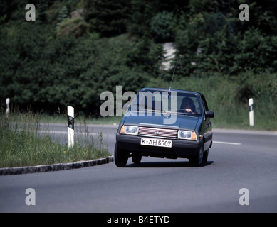 Auto, Citroen Visa II, Modell Jahr 1981, Limousine, compact, Sub-kompakte, alten Auto, fahren, schräge Front, Vorderansicht, Straße, Land Stockfoto