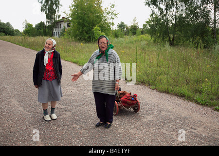 Ziehen Bewohner der radioaktiven Sperrzone in der Nähe von Gomel, Weißrussland Stockfoto