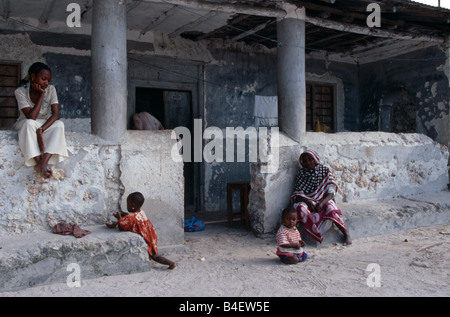 Die Frauen und ihre Kinder vor dem Haus. Sansibar. Stockfoto