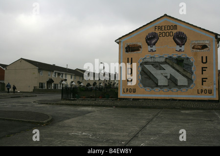 Loyalist Wandbild zur Erinnerung an die Schließung der HM Gefängnis-Labyrinth in Belfast, Nordirland, Vereinigtes Königreich. Stockfoto