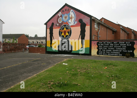 Loyalist Wandbild zur Erinnerung an Stevie McCrea in Belfast, Nordirland, Vereinigtes Königreich. Stockfoto