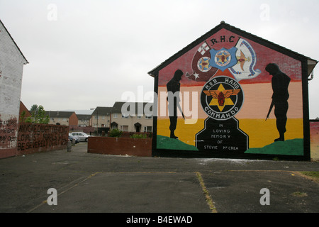 Loyalist Wandbild zur Erinnerung an Stevie McCrea in Belfast, Nordirland, Vereinigtes Königreich. Stockfoto