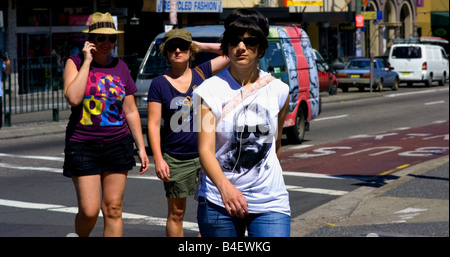 Eine Frau überquert die Straße in Newtown Sydney. Stockfoto