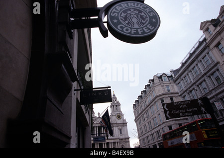 Straße Zeichen auf Ludgate Hill mit St. Pauls Kathedrale im Hintergrund, London. Stockfoto