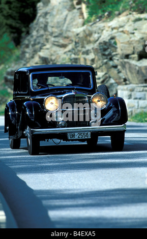 Auto, Alvis, Oldtimer, Limousine, schwarz, Baujahr 1940, 1940er Jahre, vierziger Jahre, fahren, schräge Front, Vorderansicht, Straße, Land Roa Stockfoto