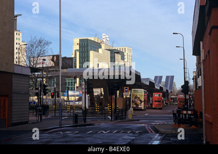 Der Vauxhall Cross Verkehrsknotenpunkt in London mit dem Hauptquartier des MI6 in den Hintergrund. Stockfoto