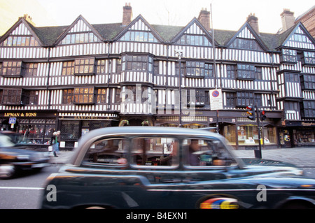 Staple Inn Gebäude entlang High Holborn Road in London. Stockfoto