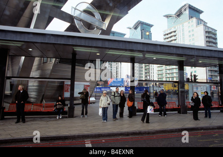 Passagiere warten auf Bus an der U-Bahnstation, Canary Wharf, London, England, Großbritannien Stockfoto