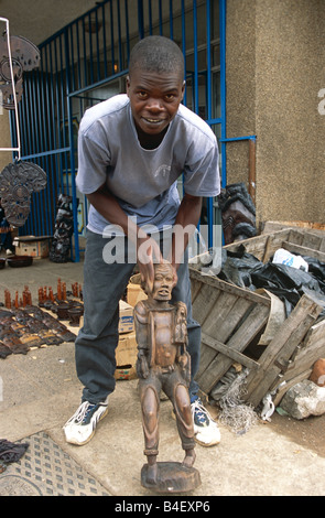 Menschen, die aus Holz geschnitzte Skulptur am Straßenrand, Malawi, Afrika Stockfoto