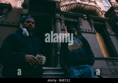 Zwei Männer stehen auf den Stufen eines Gebäudes in New York City, USA. Stockfoto