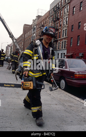 FDNY Feuerwehrmann im Einsatz in New York City, USA. Stockfoto