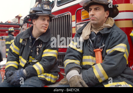 FDNY Feuerwehr Gespräch am Rande des Fire Engine, New York City, USA Stockfoto