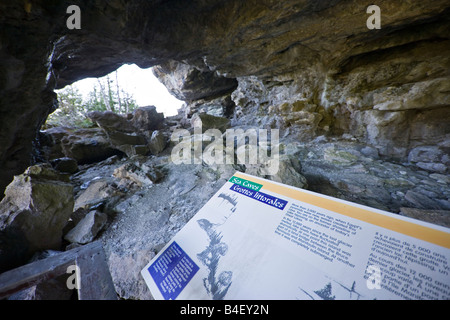 Meereshöhle und interpretierende Zeichen auf Blumentopf-Insel in der Fathom Five National Marine Park, Lake Huron, Ontario, Kanada. Stockfoto