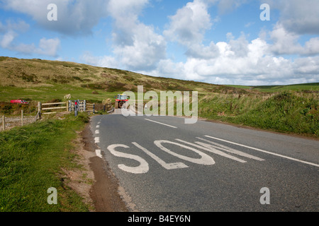 Langsam Zeichen auf einer Landstraße, die B3301 in der Nähe von Gwithian in Cornwall, England. Stockfoto