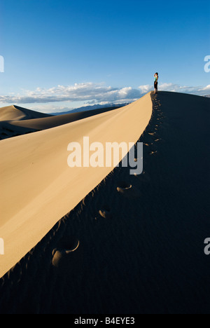 Spuren der Frau zu Fuß entlang Grat Sanddüne bei Stovepipe Wells Death Valley Nationalpark, Kalifornien Stockfoto