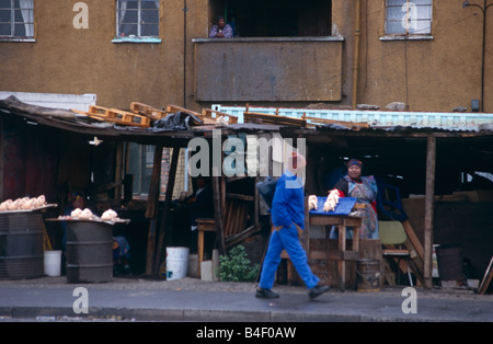 Man Walking Vergangenheit Stände am Straßenrand, Südafrika Stockfoto