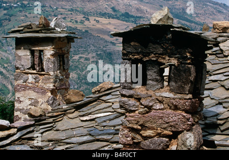 Traditionelles Haus Dach mit Schiefer Fliesen und Stein Schlote, Kukes, Albanien, Südosteuropa Stockfoto