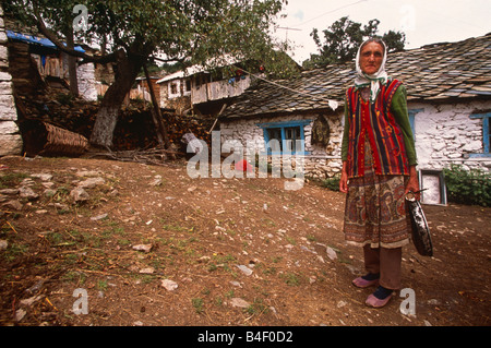 Ältere Frau, die traditionelle Kleidung außerhalb whitewash Ferienhaus in Dorf, Porträt, Kukes, Albanien, Südosteuropa Stockfoto