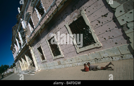 Bullet - enträtselte Gebäude im Krieg - Angola ravaged Stockfoto