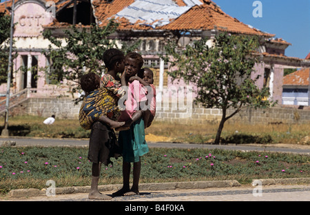 Obdachlose Kinder verdrängt und das Sorgen für ihre jüngeren Geschwister auf der Straße, Angola Stockfoto