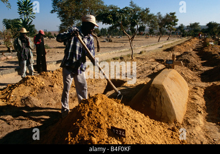 Bürgerkrieg Nachwirkungen, Mann graben Grab im Friedhof, Angola, Afrika Stockfoto