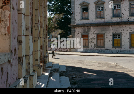 Bürgerkrieg nach street scene mit gebäudefassaden durch Einschusslöcher gezeichnete, Angola, Afrika Stockfoto