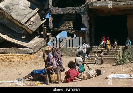 Frau und Kinder Zuflucht im Krieg - zerstörte Gebäude in Angola Stockfoto