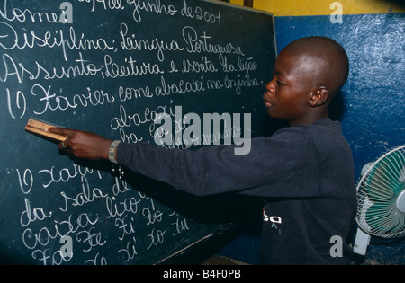 Ein Junge in einer portugiesischen Sprache in Angola. Stockfoto