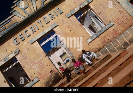 Obdachlose Kinder in Angola Krieg verwüsteten. Stockfoto