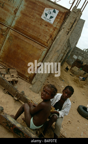 Vertriebene Kinder in einem Camp von der NGO "Pflege" im Krieg verwüsteten Angola unterstützt. Stockfoto