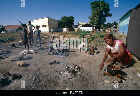 Familien kochen auf Erde in Displaced Persons Camp, Angola Stockfoto