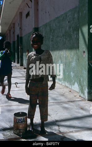 Vertriebenen Kind mit selbstbewussten Lächeln, Angola Stockfoto