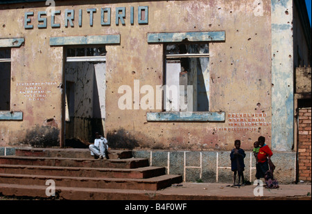 Obdachlose Kinder in Angola Krieg verwüsteten. Stockfoto