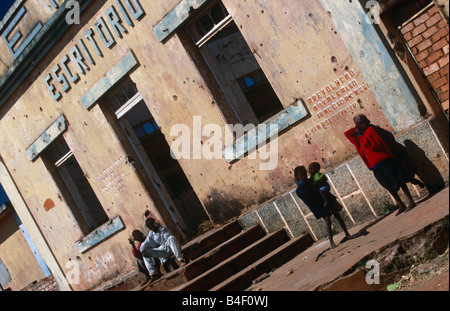 Obdachlose Kinder in Angola Krieg verwüsteten. Stockfoto