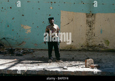 Bürgerkrieg Nachwirkungen, Mann vor der Wand mit Einschusslöchern, Porträt, Angola geschrammt, Afrika Stockfoto