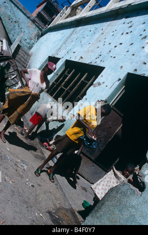 Vertriebene Zuflucht im Krieg beschädigte Gebäude in Angola. Stockfoto