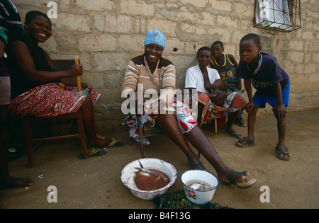 Frauen die Zubereitung von Fisch in der Straße, Angola Stockfoto