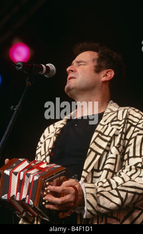 Südafrikanischer Musiker Johnny Clegg auf der Bühne. Stockfoto