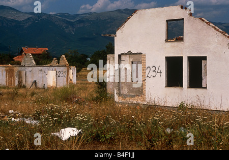 Reste von Haus 234 in ländlichen Dorf nach dem Krieg im Kosovo, im Kosovo, auf dem Balkan, Südosteuropa Stockfoto