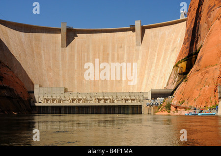 Glen-Schlucht-Verdammung vom Colorado River mit Menschen und Ponton-Boote Stockfoto