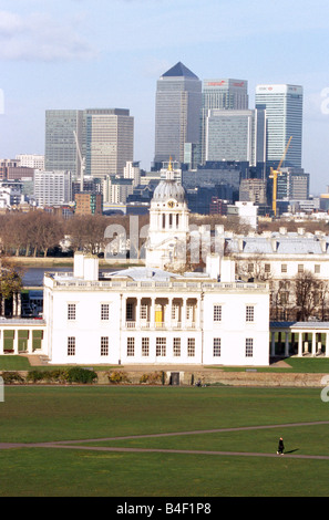 Die Queen es House in Greenwich, mit Canary Wharf Gebäuden im Hintergrund, London. Stockfoto