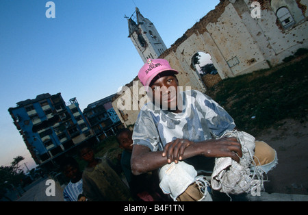 Bürgerkrieg folgen mit Junge in städtischen Brachflächen, Angola, Afrika Stockfoto