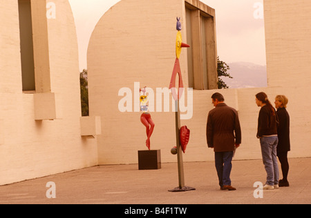 Besucher betrachten ein Exponat auf der Fundacio Joan Miro-Museum für moderne Kunst in Barcelona, Spanien. Stockfoto