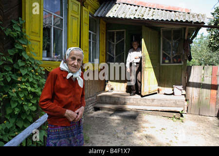 Ziehen Bewohner in eine radioaktive Sperrzone in der Nähe von Gomel, Weißrussland Stockfoto