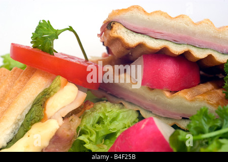 Detail der drei Hot Panini-Sandwiches mit Schinken und Käse auf weißen Hintergrund Stockfoto