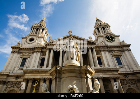 Fassade der St. Pauls Cathedral in London mit der Statue des Quuen Anne im Vordergrund Stockfoto