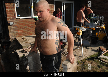 Mit einem pneumatischen Bohrer und Schutt Gebäude eine Wohnhauserweiterung in Thornbury Gloucestershire England bewegen Stockfoto