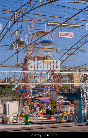 Eine leere Rummelplatz mit Riesenrad-Fahrt in der Sommersonne in Lavrion griechischen Festland Ägäis Griechenland Aalen Stockfoto