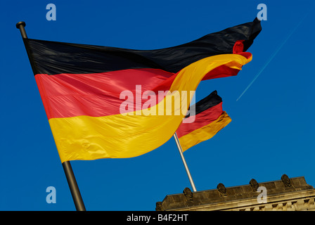 Deutschlandfahnen auf dem Reichstag, Berlin, Deutschland Stockfoto